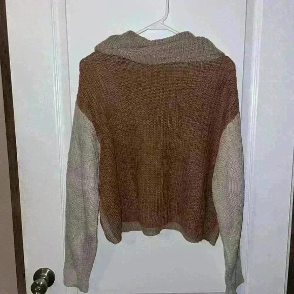Cowl neck color block cropped sweater - Picture 2 of 3